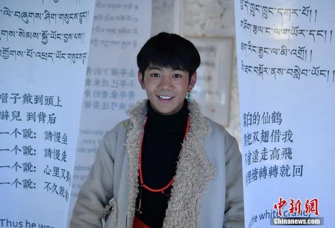 圖為丁真在理塘勒通古鎮(zhèn)倉央嘉措微型博物館里留影。<a target='_blank' ><p  align=