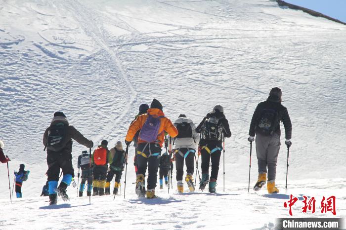 圖為2019年，普通民眾在洛堆峰體驗登雪山活動。資料圖 趙朗 攝