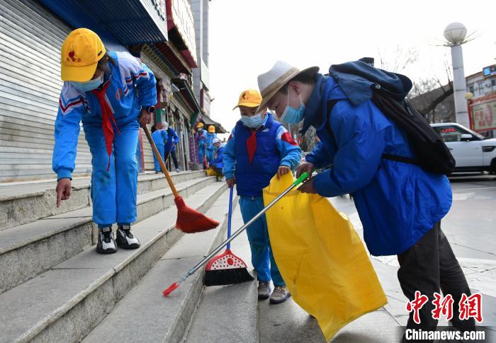 圖為拉薩市小學(xué)生打掃街道?！∝暩聛硭?攝