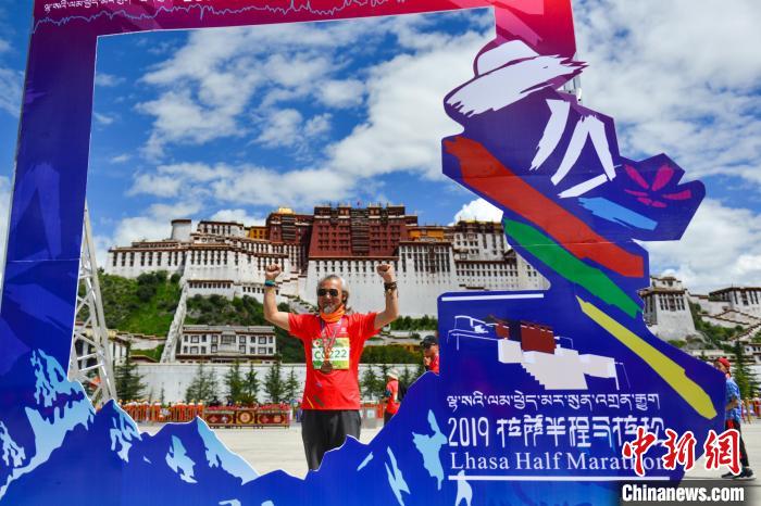 資料圖為2019年8月18日，拉薩舉行半程馬拉松賽?！〗w波 攝
