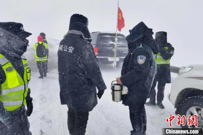 強降雪后，西藏安多縣警方在國道109線唐古拉山段開展除雪保通工作。　安多縣公安局 供圖 攝