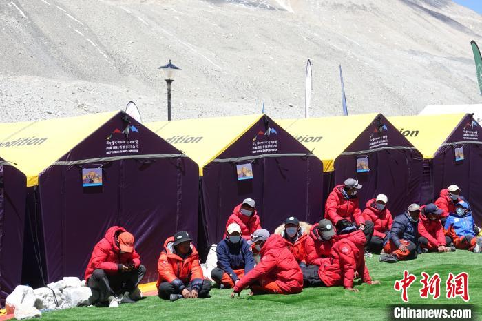 5月9日，登山隊(duì)員在珠峰北坡登山大本營(yíng)歇息?！∪轿木?攝