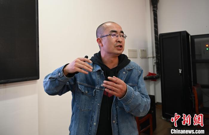 圖為西藏大學(xué)教授寧長(zhǎng)春授課宣講。