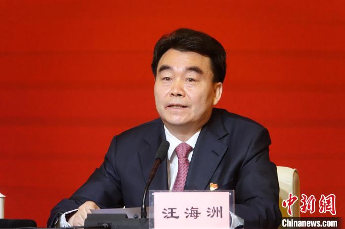 汪海洲在發(fā)布會(huì)上介紹西藏自治區(qū)黨史學(xué)習(xí)教育開展情況?！∪轿木?攝