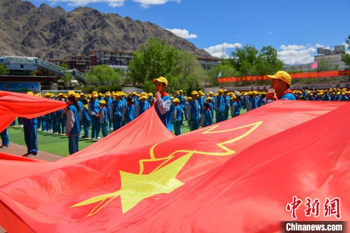 圖為拉薩市堆龍德慶區(qū)堆龍姜昆黃小勇希望小學(xué)學(xué)生在操場入隊(duì)儀式?！∝暩聛硭?攝