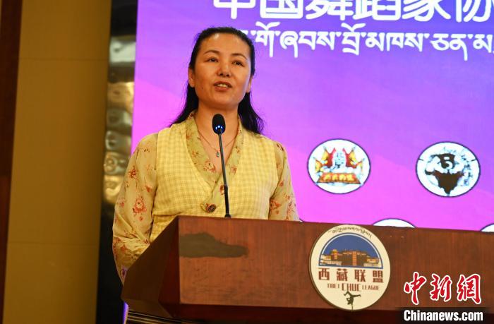 圖為西藏自治區(qū)舞蹈家協(xié)會主席達娃拉姆致辭?！≮w朗 攝