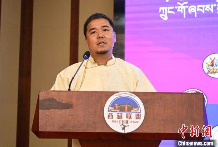 圖為西藏街舞聯盟常務副主任朗卡旺青致辭?！≮w朗 攝