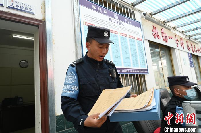 圖為洛桑朗嘎向記者展示卷宗?！≮w朗 攝