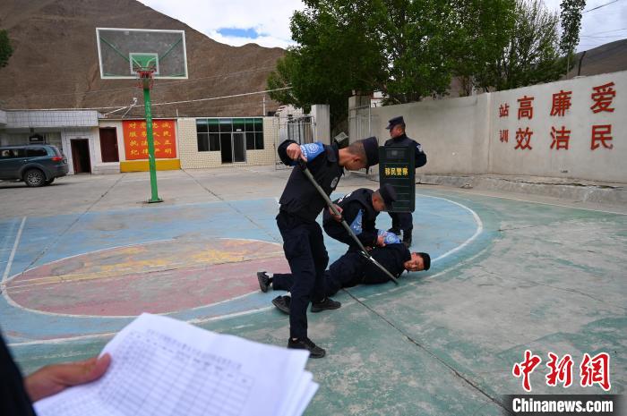 圖為移民管理警察進(jìn)行警務(wù)技能考核。　趙朗 攝