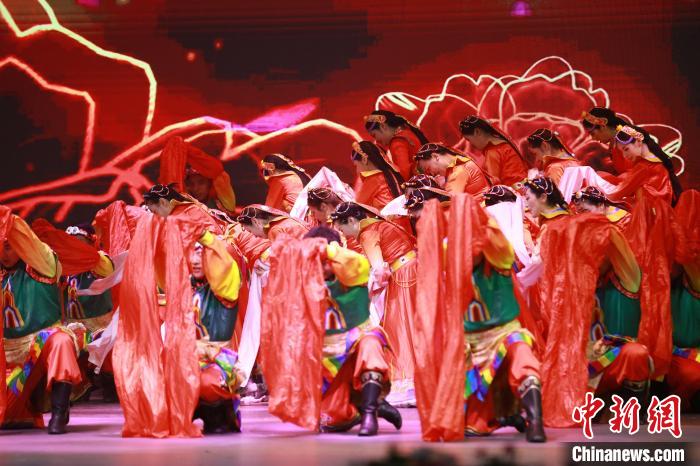 圖為農(nóng)行西藏分行演出現(xiàn)場(chǎng)?！∞r(nóng)行西藏分行 供圖