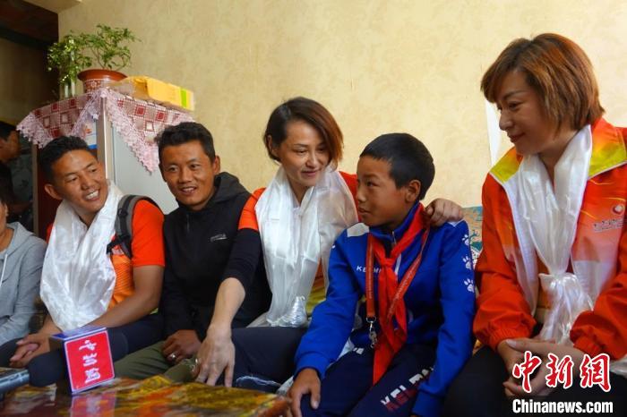 圖為世界冠軍在拉薩進行家訪，與青少年運動員聊天?！∪轿木?攝
