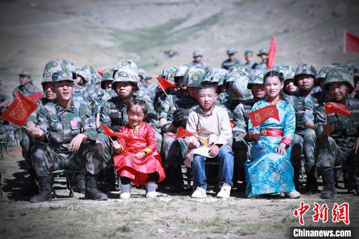 圖為駐地小朋友參加此次活動(dòng)?！?普布扎西 攝
