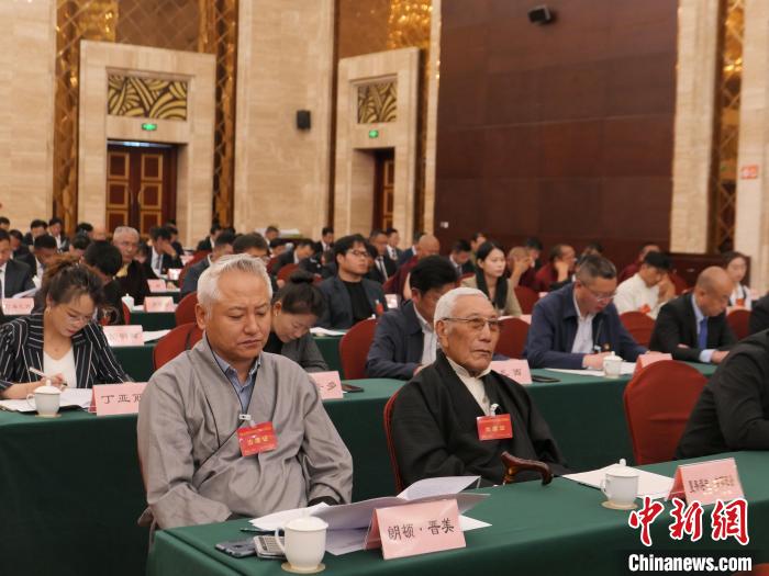 圖為西藏自治區(qū)各族各界慶祝中國(guó)共產(chǎn)黨成立100周年座談會(huì)現(xiàn)場(chǎng)?！≈x牧 攝