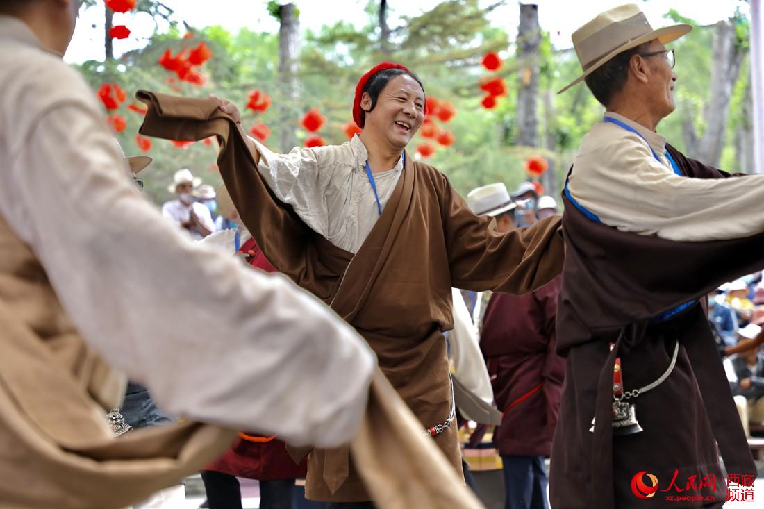 拉薩市民在宗角祿康公園跳鍋莊舞。人民網(wǎng) 次仁羅布攝
