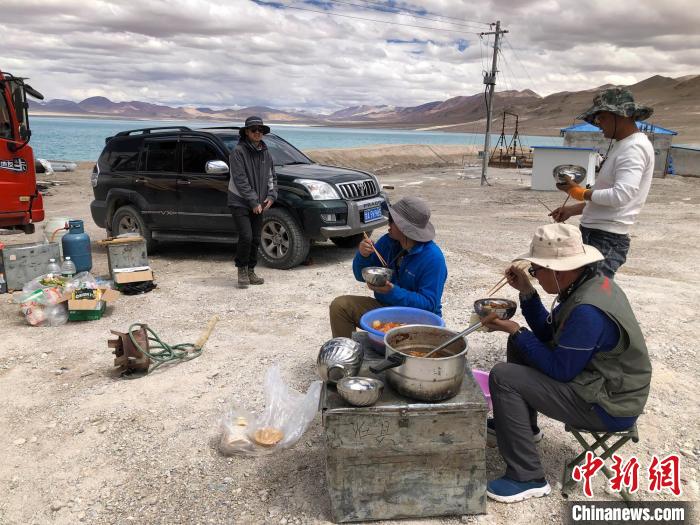 在“世界屋脊”上作業(yè)，中國科考隊(duì)員衣、食、住、行有何特色？