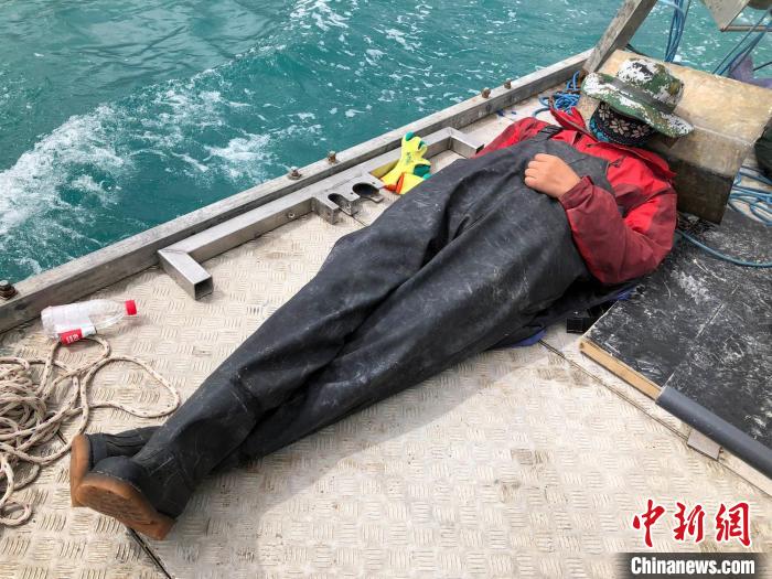 科考隊(duì)員在高原湖泊的鉆探平臺上累了臨時就地休息?！?lt;a target='_blank' ><p  align=