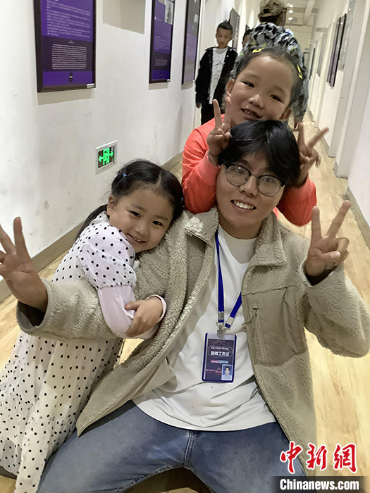 “Z世代”旦真旺加認為，拉薩是一座開放與包容的城市，記憶中的拉薩是彩色的。2021年，旦真旺加從浙江大學漢語言文學專業(yè)畢業(yè)后，他選擇回到拉薩，成為一名漢語文實習助教。圖為8月4日，旦真旺加在課間陪學生玩耍。 <a target='_blank' ><p  align=