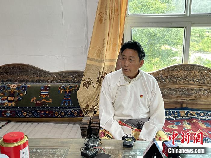 巴卡村黨支部書記、村委會(huì)主任尼瑪次仁。周璟 攝