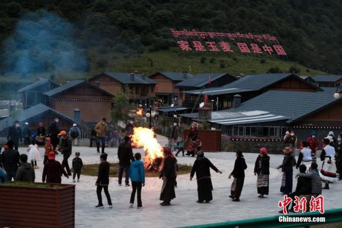 圖為8月5日，玉麥鄉(xiāng)民眾在鄉(xiāng)里跳鍋莊舞，從前的“三人鄉(xiāng)”熱鬧起來了。 <a target='_blank' ></p><p  align=