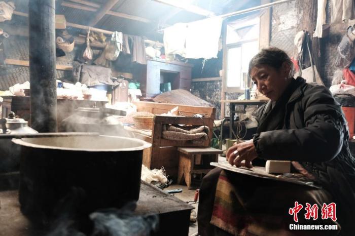圖為8月6日，60歲的卓嘎在玉麥鄉(xiāng)牧場放牧點(diǎn)制作奶渣。 <a target='_blank' ></p><p  align=