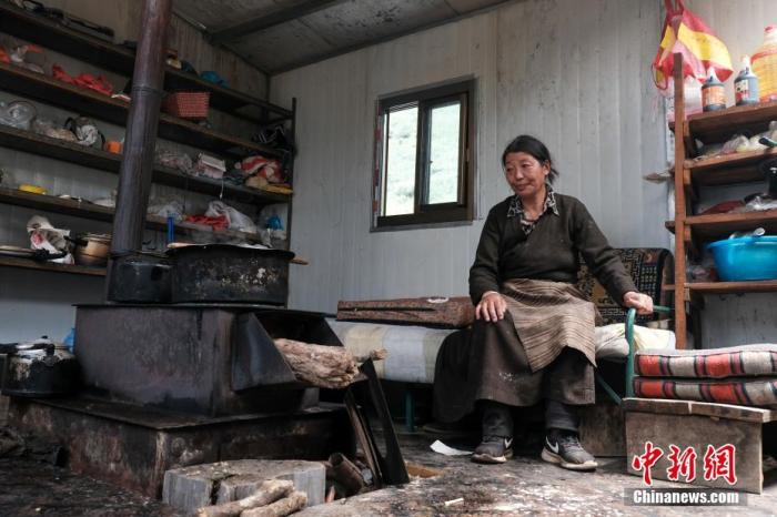 圖為8月6日，“玉麥姐妹”央宗在自家牧場放牧點(diǎn)的小屋里，她傳承了父親的生活習(xí)慣，喜歡待在牧場。 <a target='_blank' ></p><p  align=