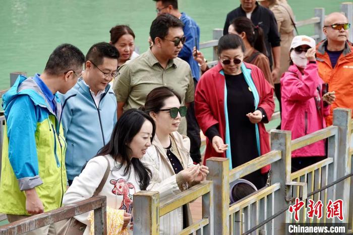 全國新的社會階層人士服務(wù)團考察林芝巴河鎮(zhèn)生態(tài)保護項目。　尼瑪?shù)┰龉﹫D