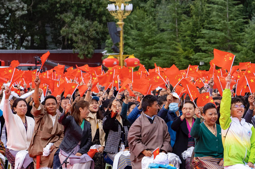 8月19日10時(shí)，慶祝西藏和平解放70周年大會(huì)在拉薩市布達(dá)拉宮廣場(chǎng)隆重舉行。徐馭堯 攝