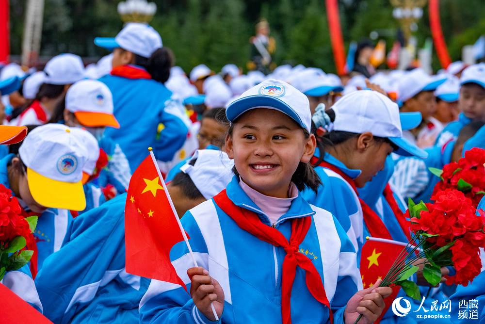 8月19日10時(shí)，慶祝西藏和平解放70周年大會(huì)在拉薩市布達(dá)拉宮廣場(chǎng)隆重舉行。徐馭堯 攝