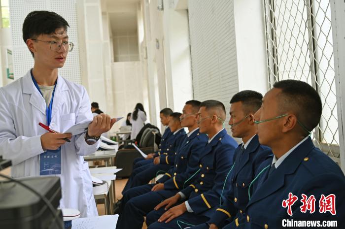 圖為研究團(tuán)隊成員登記消防員信息。　趙朗 攝