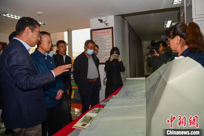 圖為參加西藏三大重點文物保護維修工程檔案移交進館儀式人員參觀布達拉宮手繪圖紙。　貢嘎來松 攝