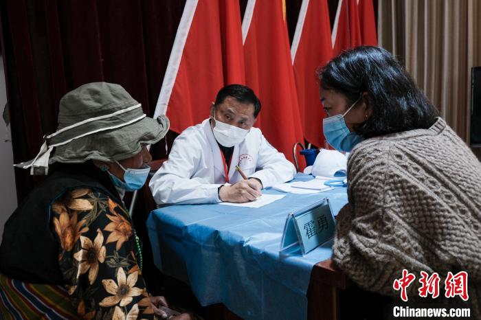 北京大學(xué)第一醫(yī)院教授、主任醫(yī)師霍勇在義診現(xiàn)場(chǎng)接診?！〗w波 攝