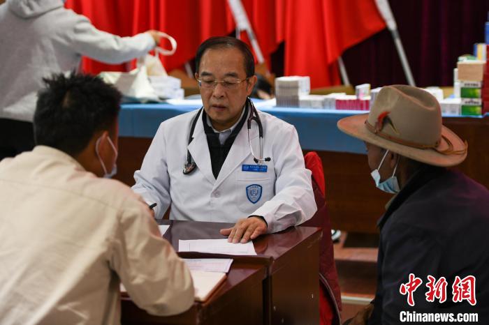 北京大學(xué)人民醫(yī)院心臟中心副主任、博士生導(dǎo)師王偉民為農(nóng)牧民問(wèn)診?！〗w波 攝