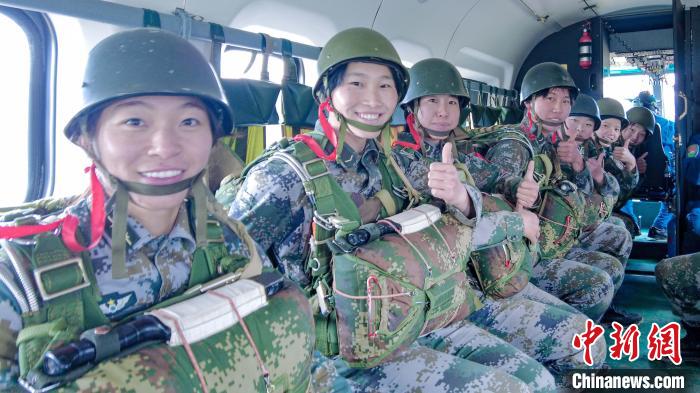 圖為女兵們?cè)谥鄙龣C(jī)上準(zhǔn)備跳傘?！⊥跏鰱| 攝