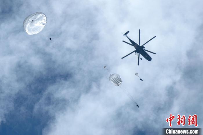 圖為傘降女兵在空中開(kāi)傘?！⊥跏鰱| 攝
