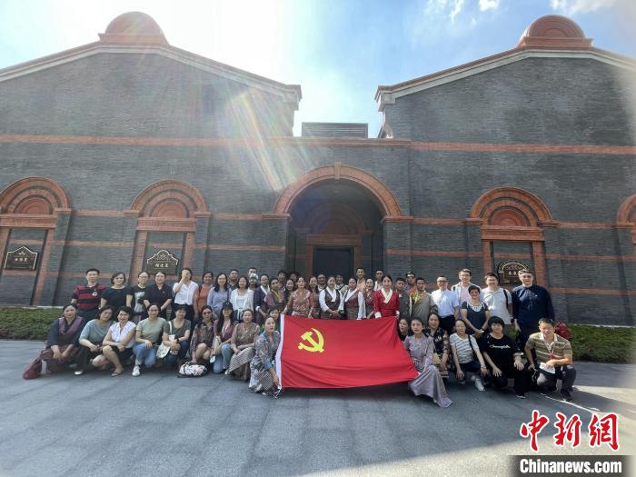參觀中共一大、二大會(huì)址，學(xué)員們回顧了中國共產(chǎn)黨百年大黨的革命歷程?！∪A東師大供圖
