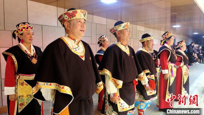 圖為西藏老年舞蹈隊(duì)在后臺(tái)準(zhǔn)備上場(chǎng)?！∝暽＠?攝