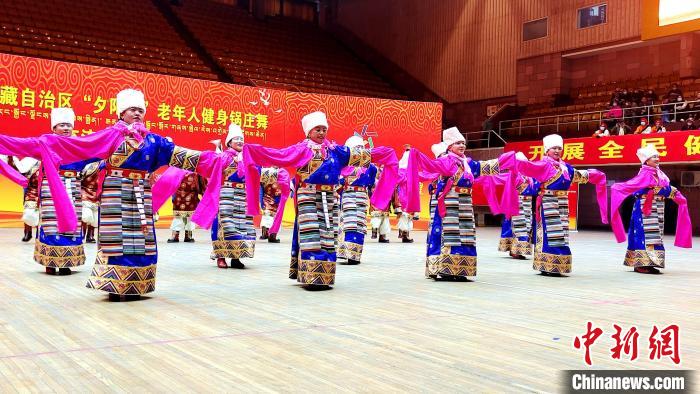 圖為西藏老年舞蹈隊(duì)伍齊跳傳統(tǒng)鍋莊舞?！∝暽＠?攝