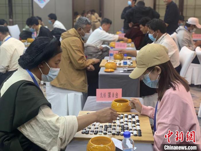 圖為參賽選手正在進(jìn)行藏棋對(duì)弈。　謝牧 攝