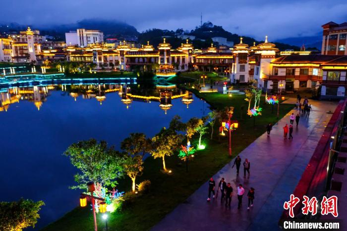 圖為2021年5月18日，西藏自治區(qū)墨脫縣城入夜，昔日的“高原孤島”如今面貌一新?！〗w波 攝