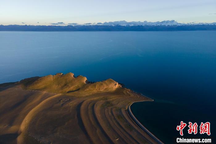 圖為著名的西藏“天湖”納木錯風光，遠處為念青唐古拉雪山?！〗w波 攝