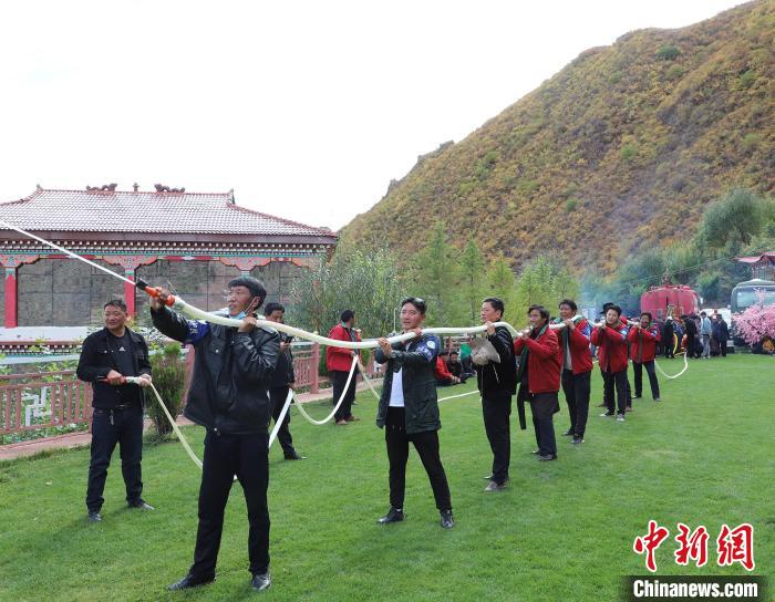 圖為護(hù)林員體驗架設(shè)水泵?！〔际猩窒乐ш?供圖