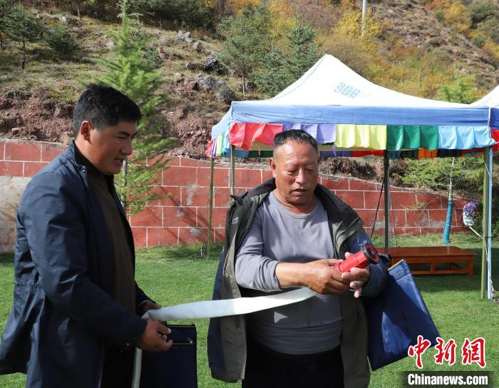 圖為護(hù)林員操作體驗滅火裝備?！〔际猩窒乐ш?供圖