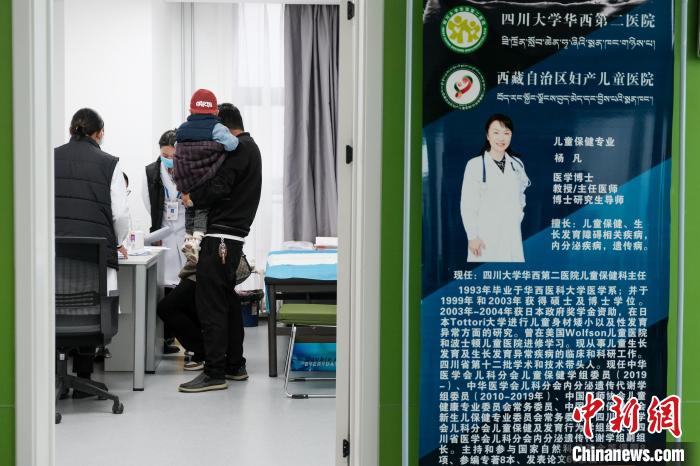 圖為四川大學華西第二醫(yī)院專家接診?！〗w波 攝