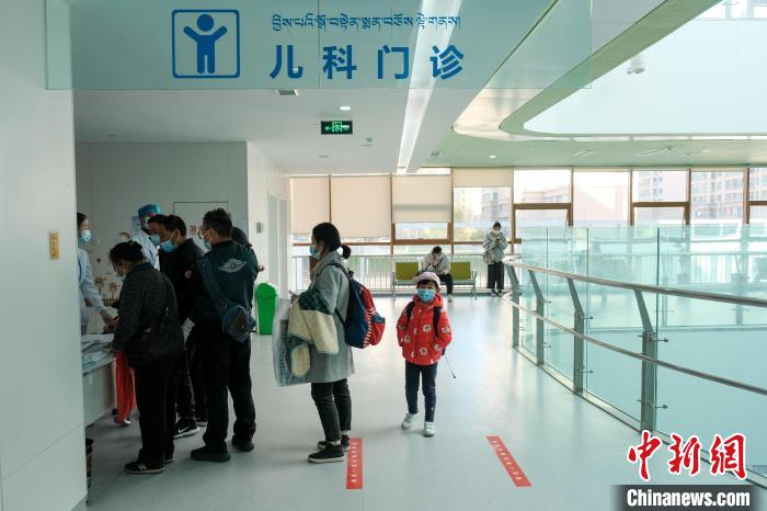 圖為兒科義診接診現(xiàn)場?！〗w波 攝