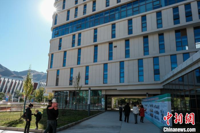 因疫情防控需要，此次義診活動進行了人數(shù)限定。圖為西藏民眾帶著孩子到醫(yī)院就診。　江飛波 攝