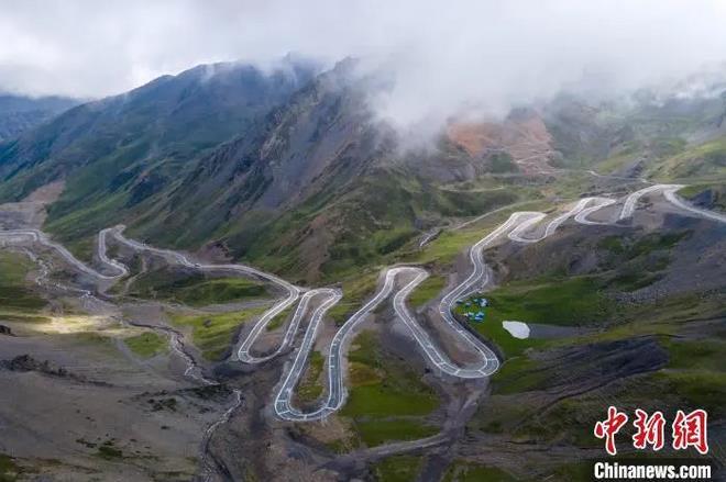 資料圖：航拍通往西藏隆子縣玉麥鄉(xiāng)的盤山公路。　江飛波 攝