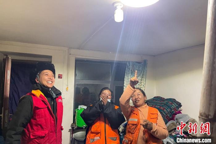 青藏公路109道班接入大網(wǎng)電?！?閆昱翰 　攝