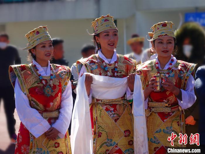 圖為身著節(jié)日盛裝的藏族姑娘?！∪轿木?攝