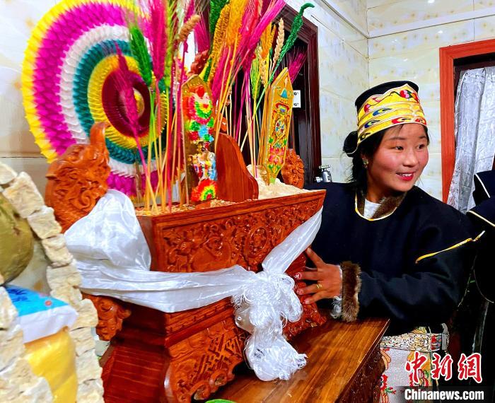 圖為藏族姑娘端著吉祥切瑪?！∪轿木?攝