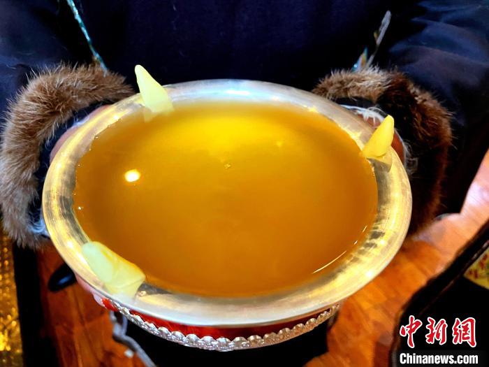 圖為青稞酒。　冉文娟 攝
